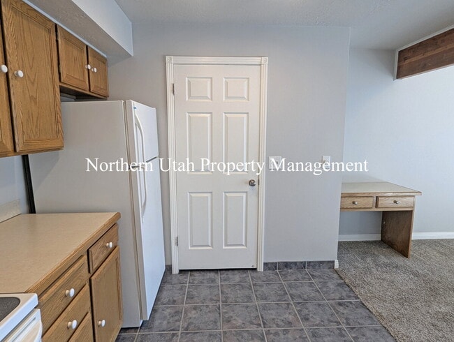 Building Photo - 2 Bed 1 Bath with AC