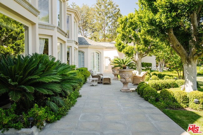 Building Photo - 24 Beverly Park Terrace