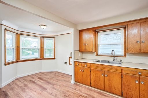 Building Photo - Newly renovated home