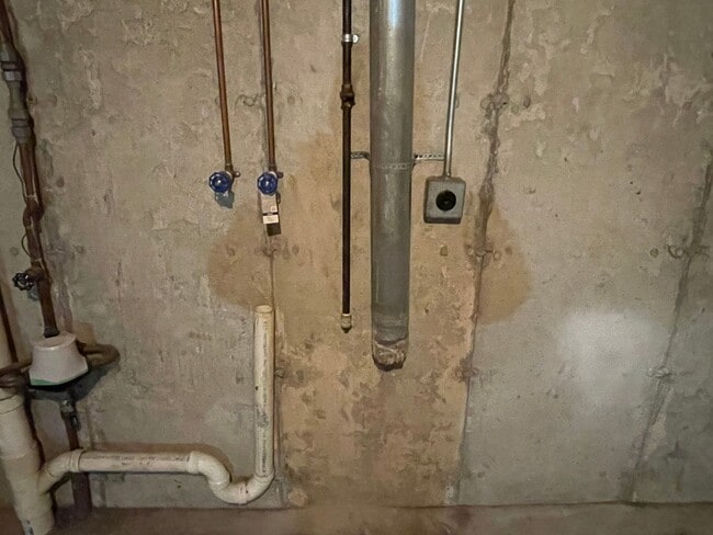 Building Photo - 521-F S Silverwood Lane