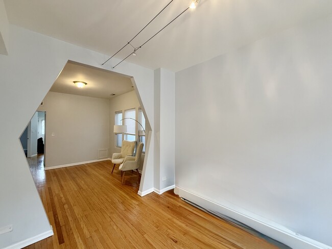 Building Photo - 937 N Ashland Ave