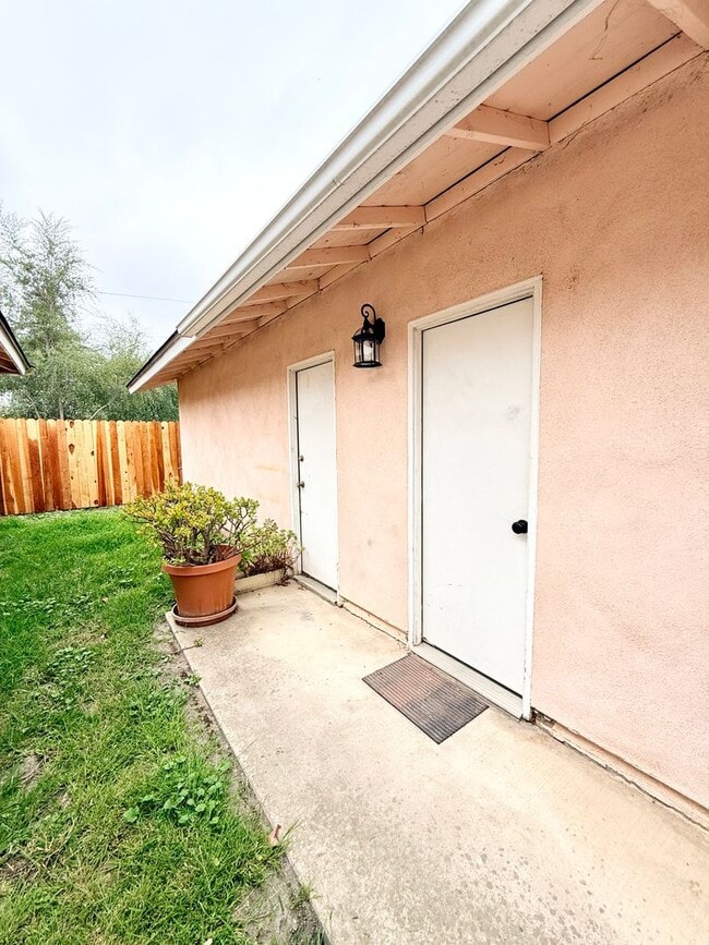 Building Photo - Lovely 3 Bedroom 2 Bathroom Available Now!