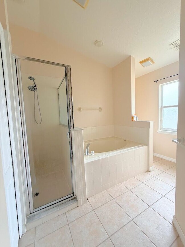 Building Photo - LOTS OF ROOM IN THIS CUTE 3/2 HOME IN CLERMONT!
