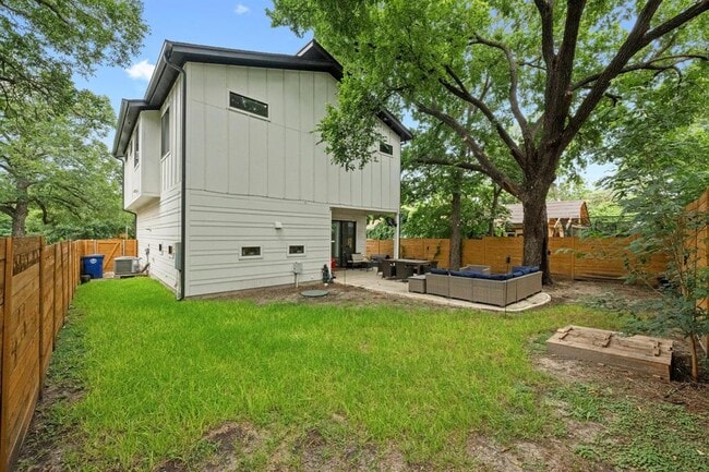 Building Photo - 1804 E 14th St