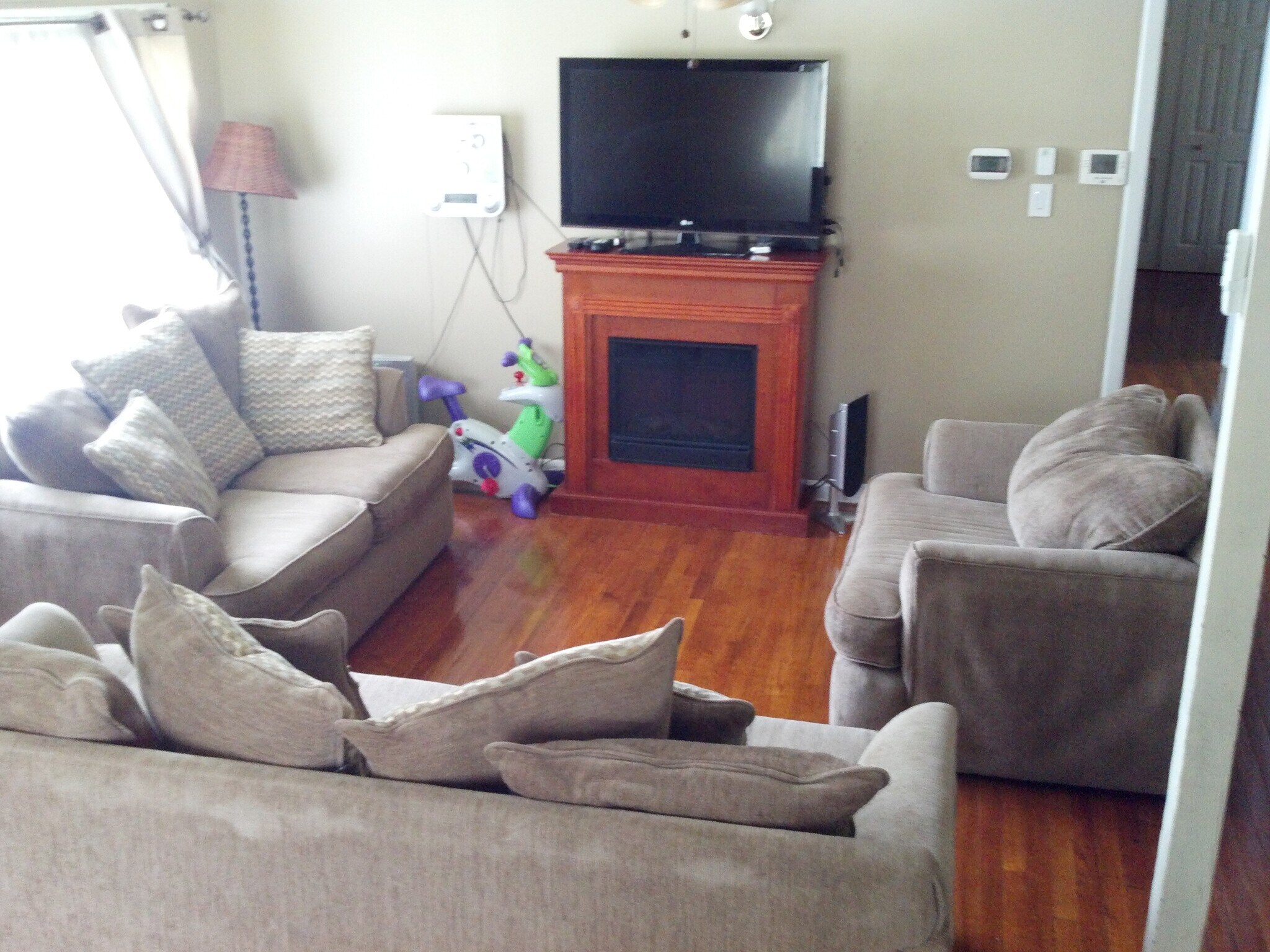 Upper Level (Living Room) - 14 Roosevelt Ave