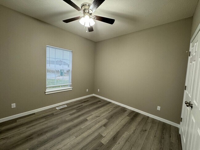 Building Photo - Newer 4 Bedrooms/2 Baths/Oversized 2 Car Garage Home Coming Available!