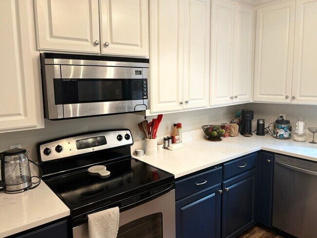 Building Photo - Close to Stonefield Shopping, UVA and walk...