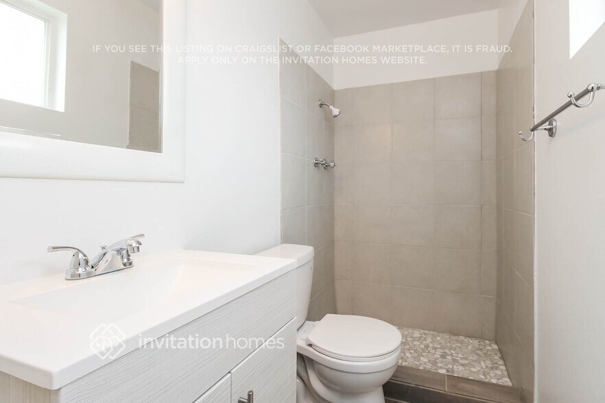 Building Photo - 427 E Riviera Dr