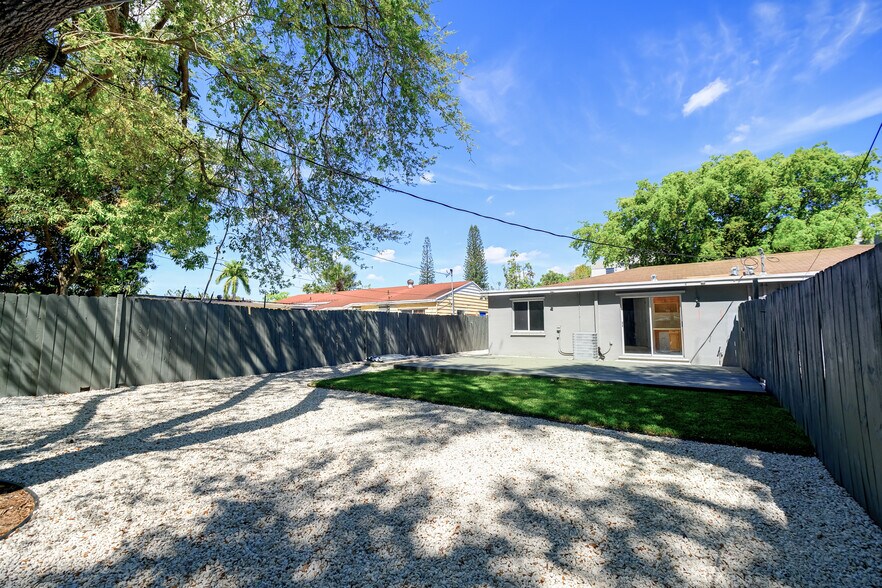 Private Yard! - 1556 NE 135th St