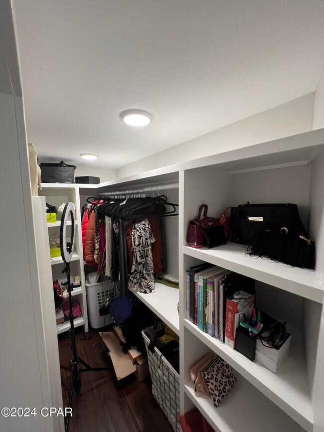 Building Photo - 1528 Oak Ave