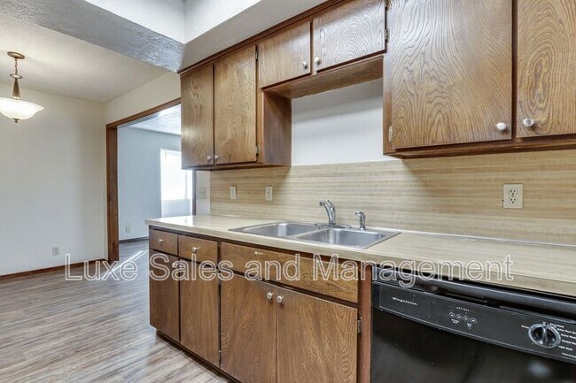 Building Photo - 6004 Paramount Dr