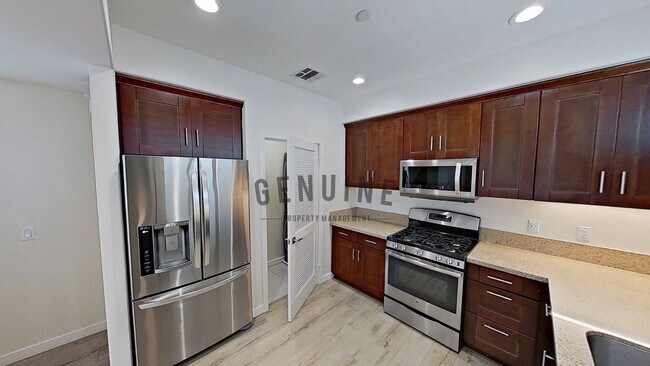 Building Photo - 3Bd 2.5Ba Townhouse w/Rooftop Deck