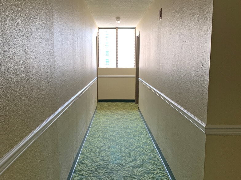 Building Photo - 2240 Kuhio Ave