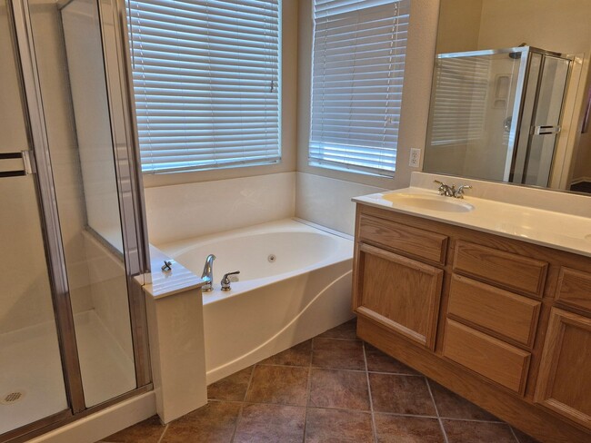 Building Photo - MAY MOVE IN SPECIAL - $500.00 of 2nd Month