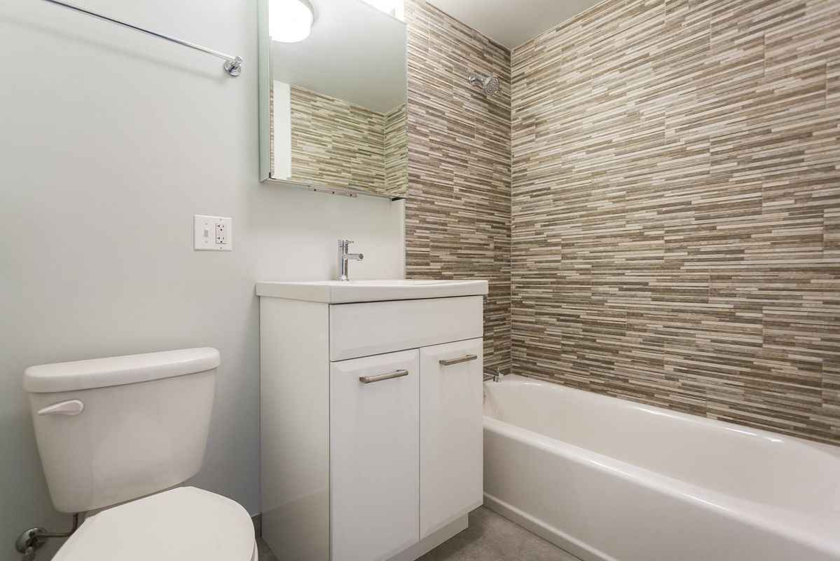 Building Photo - 6119 N Kenmore Ave