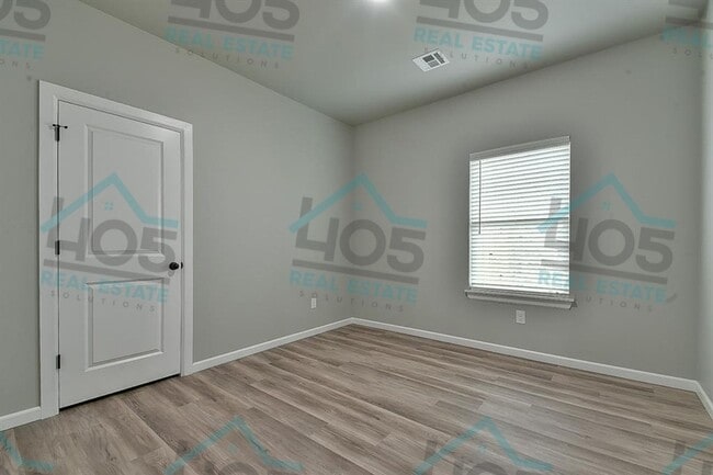 Building Photo - 4 Bedroom Rental w/2 car garage
