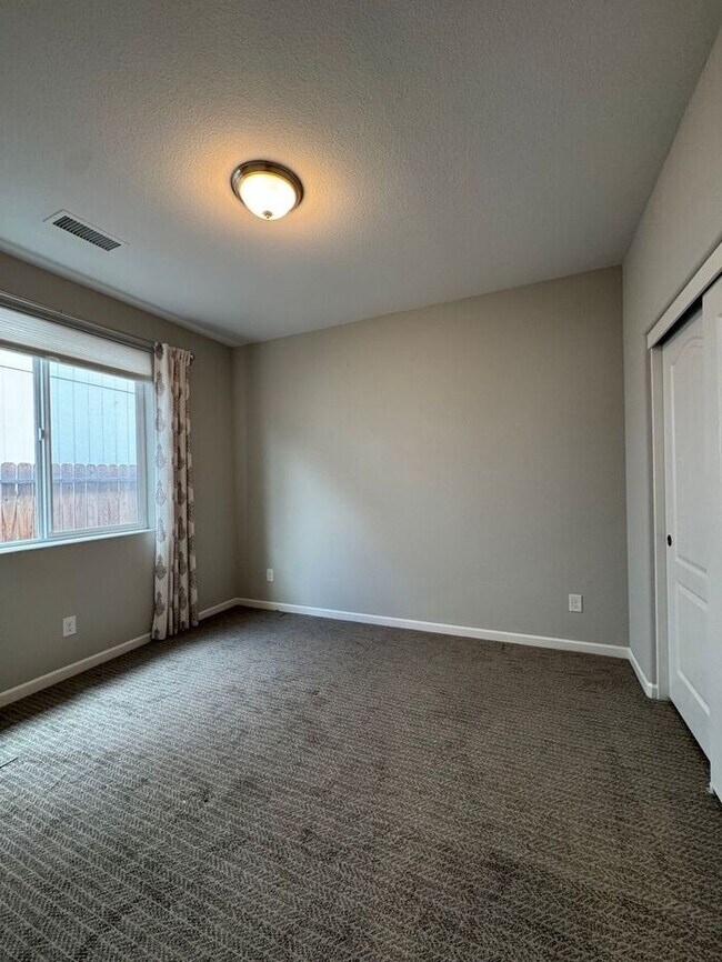 Building Photo - Spacious 4-Bedroom Dayton Home with Split-Bedroom Layout & Modern Finishes
