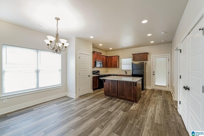 Building Photo - 915 Maple Trce