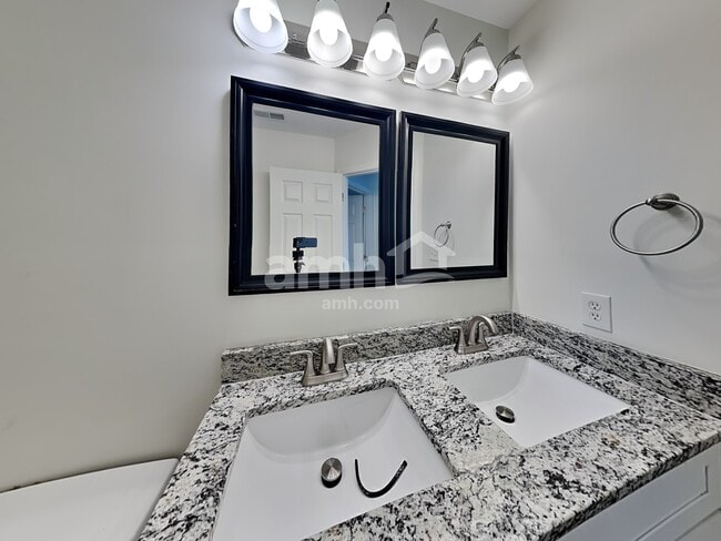 Building Photo - 2026 Oakbluff Way SW