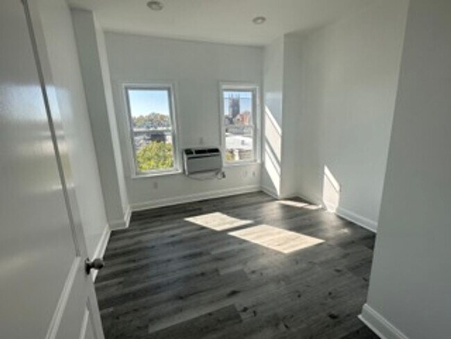 Building Photo - 5036 Walnut St