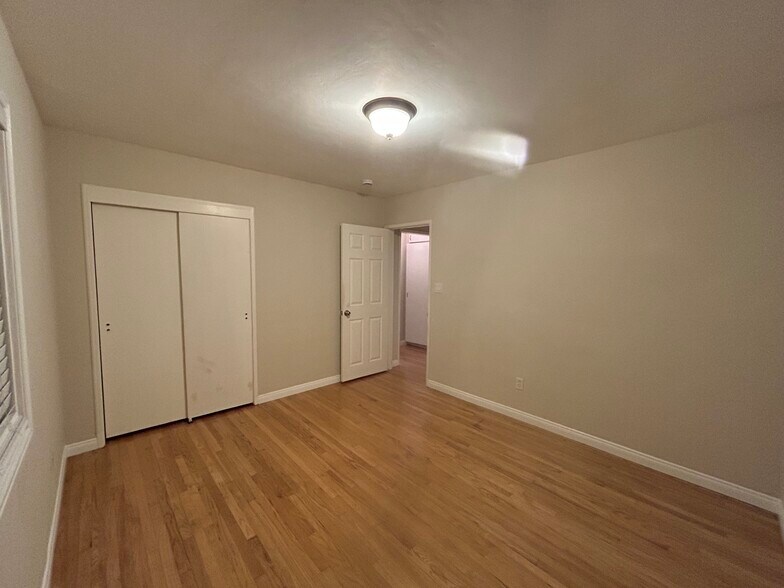 Building Photo - 5525 Bolivar St