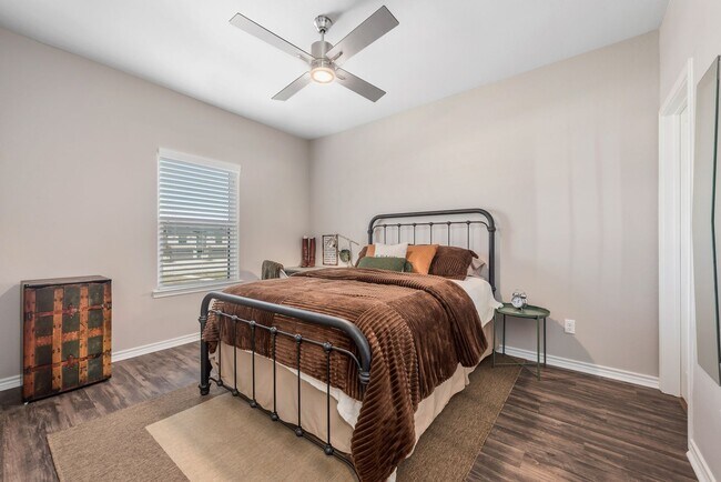 Building Photo - 4/4.5 in Pershing Pointe Townhomes! Availa...