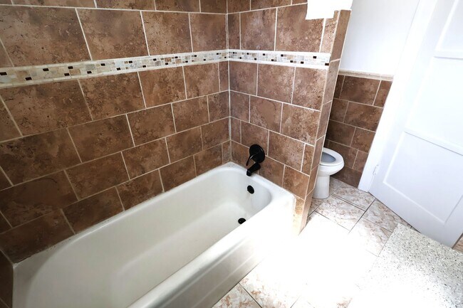 Building Photo - Updated and Stunning 2 Bedroom 1 Bathroom ...