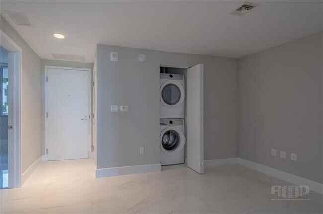 Building Photo - 16385 Biscayne Blvd