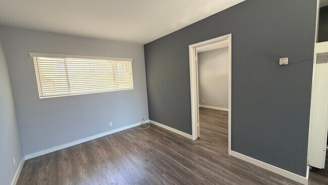 Building Photo - 15483 Moorpark St