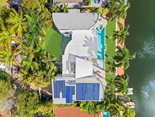 Building Photo - 450 Victoria Terrace