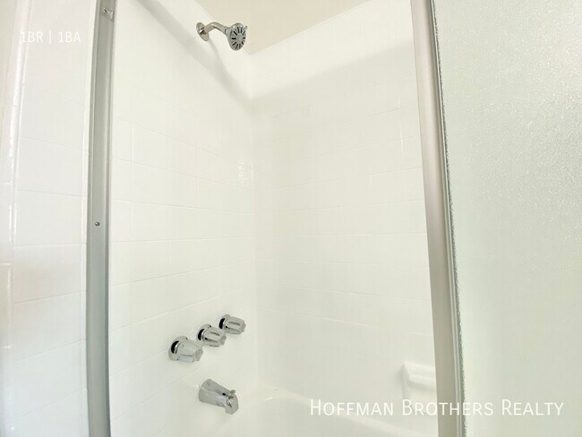 Building Photo - 410 S Manhattan Pl