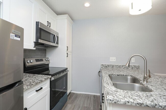 Building Photo - For Lease | 2 Bed, 2 Bath | 925 Sq Ft | La...