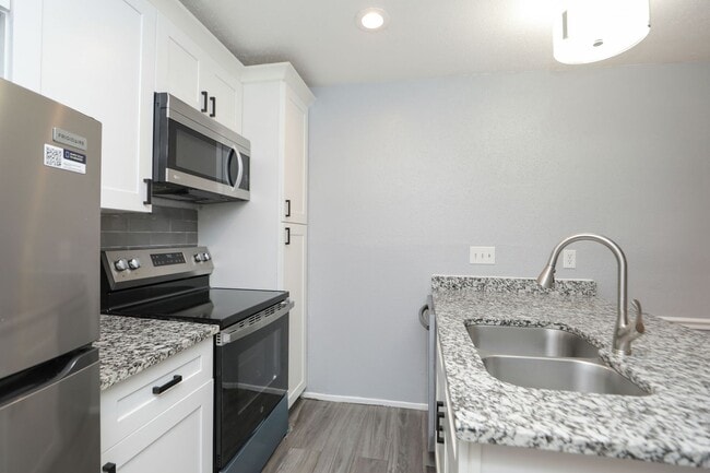 Building Photo - For Lease-Housing Vouchers Accepted | 2 Bed, 2 Bath | 925 Sq Ft | Lakecrest Community |