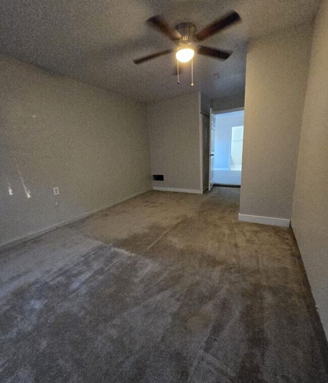 Building Photo - Stunning single story house single family.