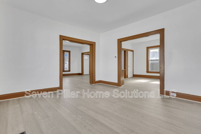 Building Photo - 121 S Terrace Ave
