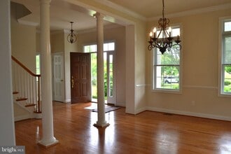 Building Photo - 806 Wren Ln