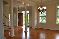 Building Photo - 806 Wren Ln