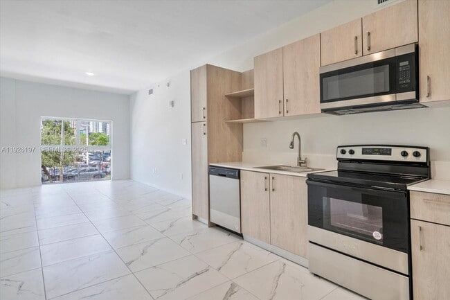 Building Photo - 420 SW 7th Ave