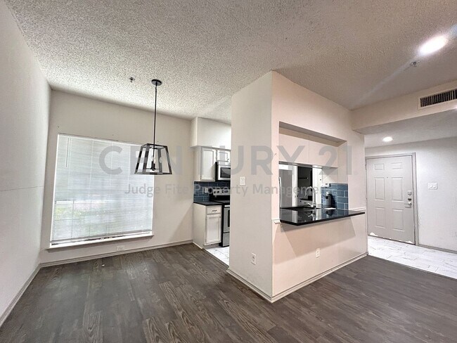 Building Photo - Ground-Level 1/1 Open Condo in Dallas!