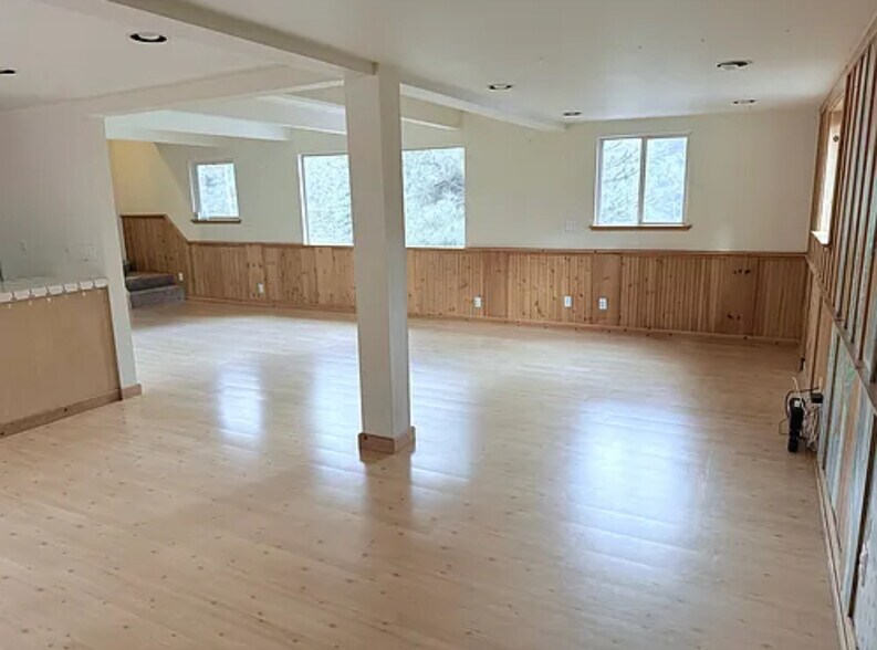 Building Photo - 11881 Pine Forest Rd