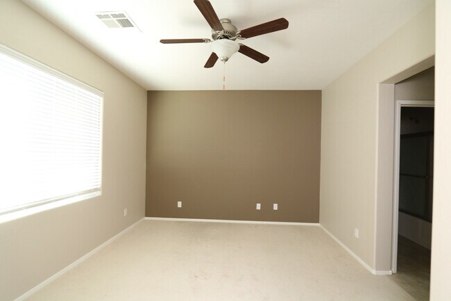 Building Photo - Lovely Home with Community Pool