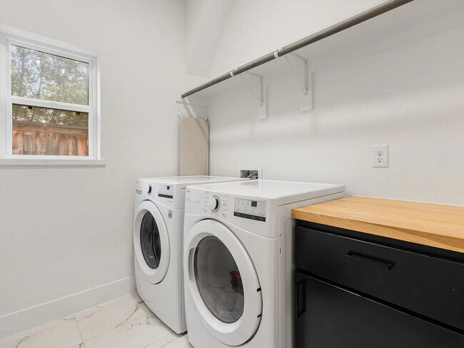 Building Photo - 2825 Townsend Dr