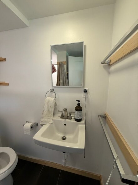 Building Photo - 407 S 10th Ave