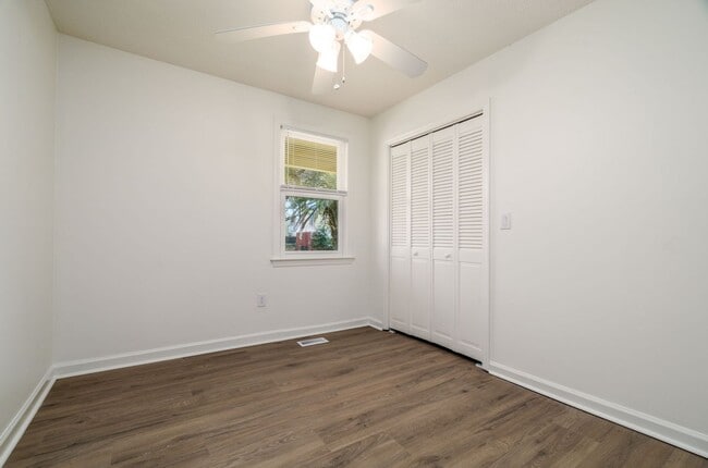 Building Photo - Charming West Ashley Home