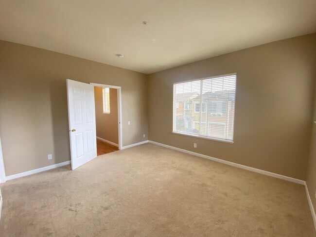 Building Photo - Low Deposit W/ Garage Parking & In Unit Laundry!