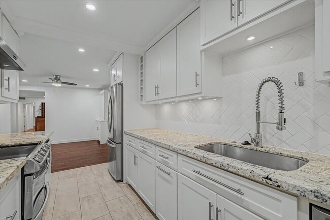 Building Photo - 7575 Katy Fwy