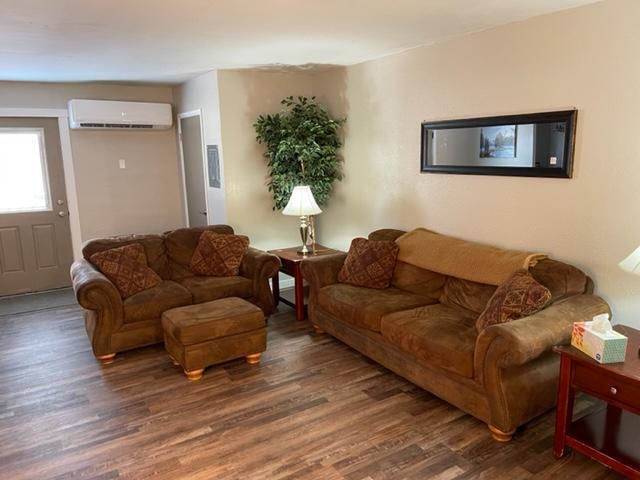 Building Photo - Fully furnished 2 bed 1 bath upstairs apar...