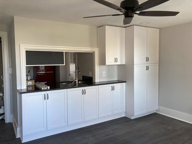 Building Photo - White House Apartments