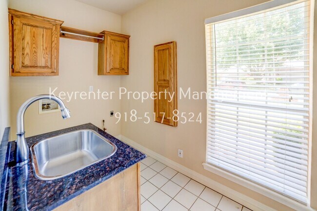 Building Photo - Beautiful home across from Jenks Middle School