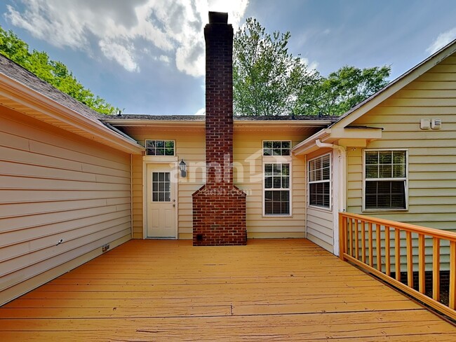 Building Photo - 3023 Laurelwood Dr